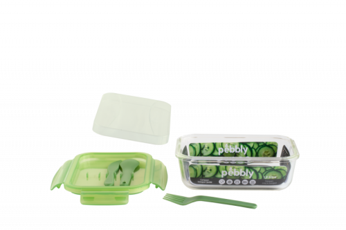 <br /><hr><br /><p>Тази кутия за обяд може да се използва за пренасяне и съхранение на всичките Ви домашно приготвени ястия. Контейнерът е изработен от боросиликатно стъкло - изключително устойчив материал. Следователно може да се използва като съд за печене или за затопляне в микровълнова фурна! <br />Кутията за обяд Pebbly има силиконово уплътнение на капака, идеално за херметично затваряне. За по-голяма безопасност по време на транспортиране, кутията е снабдена с еластична лента, за да държи капака плътно затворен. Капакът ѝ е изработен от зелена пластмаса и съдържа отделение за прибиране на предоставените прибори за хранене. По този начин приборите за хранене са защитени от прах и други замърсявания за по-голяма хигиена.</p>