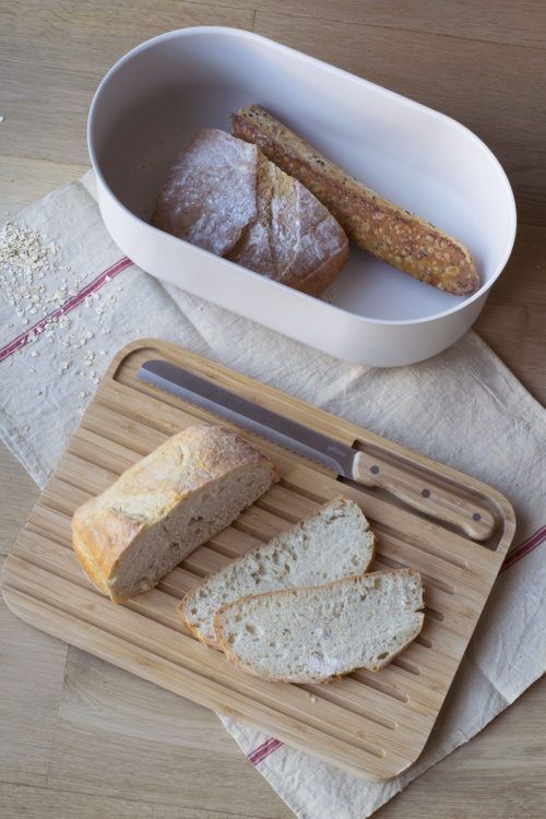 <p><strong>PEBBLY Кутия за хляб с дъска, нож и тобичка за хляб - крем</strong><br /><strong>• Материали:</strong><span> бамбук, стомана, органичен памук</span><br /><strong>• Комплектът съдържа:<br /></strong><span> - Кутия за хляб - 36 х 20 х 13  см.</span><br /><span> - Бамбуков капак/дъска - 34,7 х 19,5 х 2 см.</span><br /><span> - Нож за хляб</span><br /><span> - Торбичка от органичен памук </span><strong><strong><strong><br />• Капакът/дъската и ножът не са подходящи за съдомиялна машина</strong></strong><br /></strong><strong>Производител: PEBBLY / Франция</strong></p><br />Марка: PEBBLY <br />Модел: PEBBLY NBA150<br />Доставка: 2-4 работни дни<br />Гаранция: 2 години