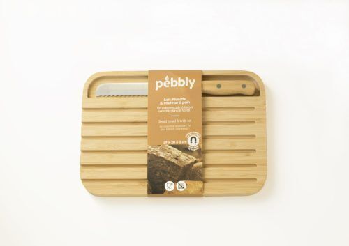 <br /><hr><br /><p><span>Комплектът от бамбукова дъска и нож с бамбукова дръжка на Pebbly е идеалната комбинация за рязане на хляб в ежедневието Ви, без да цапате или повредите плота си. Изработени от естествен бамбук, тези два аксесоара придават красива естествена нотка на Вашите кухня и маса. Дъската има отделение за съхранение на ножа. В дъската и ножа има интегрирани магнити, така че могат да се съхраняват вертикално по безопасен начин.</span><br /><br /></p>