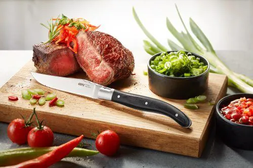 <br /><hr><br />Ултра-острото, гладко острие на ножовете, осигуряват перфектното рязане. Поставени в елегантна кутия от борова дървесина, те са идеалният подарък за всеки любител на месото.