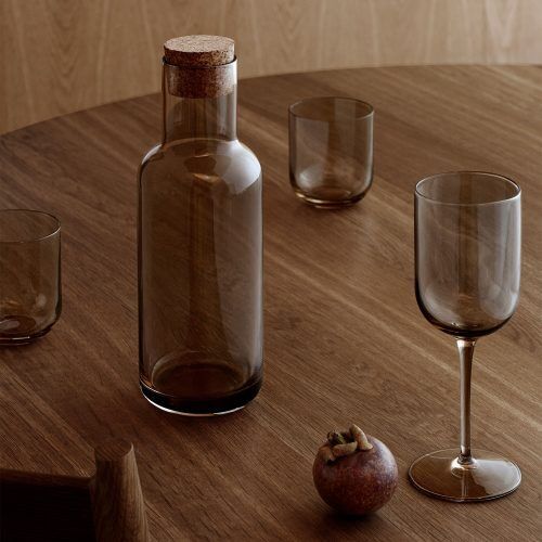 <br /><hr><br /><p>Комплектът от 4 бр чаши FUUM е идеалният спътник на всяка вечеря или коктейл. <br />Класическата, но същевременно модерна форма се подчертава от оцветяването в опушени тонове. <br />Серията е дело на дизайнерката Тереза ​​Ранд.</p>