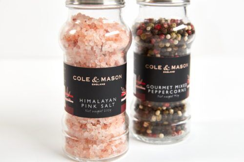 <br /><hr><br /><p>Подправете храната си до съвършенство с този комплект от два стъклени буркана, пълни с хималайска сол и пипер. Хималайската сол се добива в подножието на Хималаите от над 800 години и добавя цвят към Вашата кухня или маса за хранене. Сместа от пипер съчетава различните и фини вкусови нотки на множеството разновидности на пипер, за да осигури перфектния вкус на всяко ястие.<br />Тези пълнители се доставят в опаковка като комплект от две, което ги прави перфектен подарък.</p><p><object width="620" height="350" data="https://www.youtube.com/v/wx1xMYZ_Gs0&feature" type="application/x-shockwave-flash"><param name="src" value="https://www.youtube.com/v/wx1xMYZ_Gs0&feature" /></object></p>
