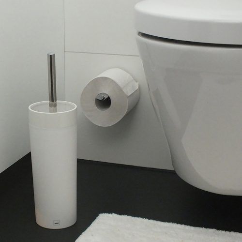 <br /><hr><br /><p>Със стилната и семпла серия за баня Lis вие винаги сте точно в тенденцията. Пластмасовите аксесоари за баня с кадифена, леко грапава повърхност, се предлагат в черно, бяло и сиво.</p><p>Бялата четка за тоалетна е спретнато и дискретно прибрана в кутията на тоалетния комплект. Хромираната дръжка от неръждаема стомана може лесно да се развие от пластмасовата централна част и от тоалетната четка. За оптимална хигиена тоалетният комплект е затворен с акрилен капак, който се прикрепя към четката.</p>