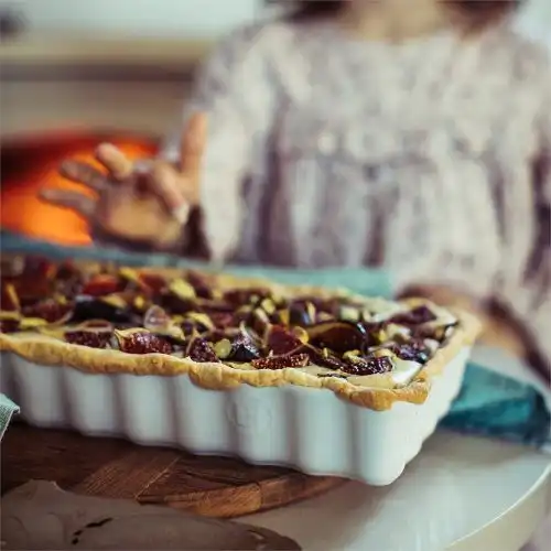 <p><strong>EMILE HENRY Керамична плитка провоъгълна форма за тарт "SLIM RECTANGULAR TART DISH" </strong><br />• <strong>Ръчно изработена от 100% естествени материали<br />• Устойчива на температури: </strong>- 20º С до + 270º С<strong><br />• Равномерно разпределение на топлината<br />• Задържа топлината на ястието по-дълго от обикновените съдове<br />• Висока устойчивост на надраскване <br /></strong>• <strong>Материал:  <span style="color: #ff0000;">HR® Ceramic (High Resistance) <span style="color: #000000;">/ </span></span></strong><span style="color: #ff0000;"><span style="color: #000000;">Високо устойчива керамика</span></span><strong><span style="color: #ff0000;"><span style="color: #000000;"> / </span><br />• <span style="color: #000000;">Без съдържание на олово, кадмий и никел</span><br /><span style="color: #000000;">• Външен размер вкл.дръжките: </span></span></strong><span style="color: #ff0000;"><span style="color: #000000;">36,5 х 15 х 5 см</span></span><span style="color: #ff0000;"><br /><strong><span style="color: #000000;">• Вътрешен размер: </span></strong><span style="color: #000000;">34,5 х 13 х 4</span><span style="color: #000000;"> см<br /></span></span><span style="color: #ff0000;"><span style="color: #000000;">• <strong>Вместимост:</strong> 1,3 литра</span><br /><span style="color: #000000;"><strong>• Тегло: </strong>1,09 кг</span><br /><span style="color: #000000;">• <strong>Цвят: </strong>сиво <strong>-</strong>бежов</span><br /><span style="color: #000000;">• <strong>Подходяща за: </strong>фурна / микровълнова фурна / фризер / съдомиялна машина</span><br /><strong><span style="color: #000000;">Производител: EMILE HENRY / Франция</span></strong></span></p><br />Марка: Emile Henry <br />Модел: EH 6034-95<br />Доставка: 2-4 работни дни<br />Гаранция: 2 години