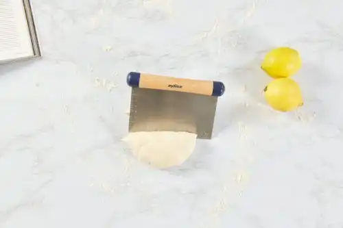<br /><hr><br /><p>Практичен нож за тесто с острие от неръждаема стомана и дръжка от масивно буково дърво. Това е чудесен инструмент за порциониране и събиране на тесто, както и за повдигане на бисквитки от тава за бисквити, рязане на брауни и нарязване на твърди зеленчуци. Удобните маркировки за измерване ви позволяват да разделите равномерно тестото за печене.</p><p><object width="620" height="350" data="https://www.youtube.com/v/DMB84TTiIC8" type="application/x-shockwave-flash"><param name="src" value="https://www.youtube.com/v/DMB84TTiIC8" /></object></p>