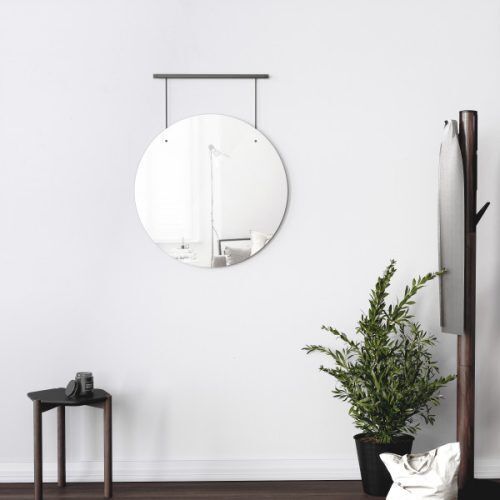 <br /><hr><br /><p>Уникално огледало с диаметър 66 см., висящо на метален прът, внася допълнително светлина във вашите помещения, докато модерният му дизайн създава акцент върху всяка стена.</p>