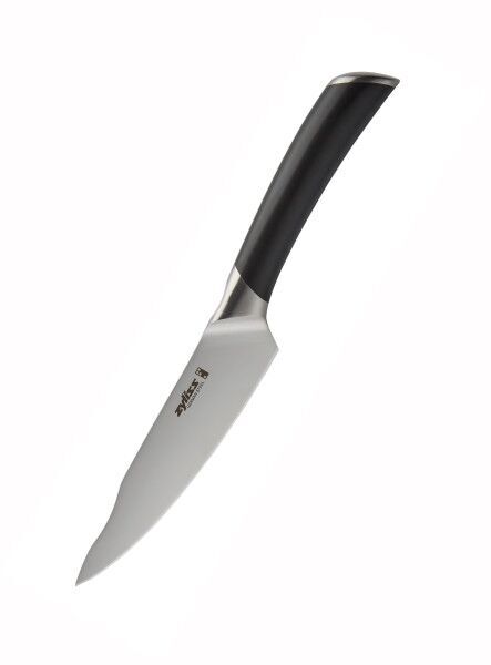 <br /><hr><br /><p>Универсалният нож Zyliss Comfort Pro с дължина на острието 14 см. и ъгъл на заточване 15°, е и лесен за боравене – това е перфектният размер на острието за ежедневни задачи в кухнята. Финото заточване означава, че се плъзга през продуктите с лекота. Независимо дали режете на ситно лук, зеленчуци за салата, или кълцате на ситно подправки или чесън, универсалният нож на Zyliss ще Ви помогне да се справите с лекота. Нож с перфектен размер, предназначен за лесно справяне с всякакви задачи в приготвянето на храна.</p><p>Ергономичната дръжка е проектирана за максимален комфорт при ежедневна употреба. Тя стои удобно в ръката, което позволява здрав и стабилен захват дори при продължителна употреба.</p><p>Всеки нож има точки за контрол по време на рязане. В основата на острието, при дръжката, е точка за палеца на режещата ръка, която осигурява лесно направляване на ножа, баланс и контрол по време на работа. Точката в горната част на острието е за помощ от свободната ръка, за по-добър контрол при прецизно рязане.</p><p><object width="620" height="350" data="https://www.youtube.com/v/-HrHVXM3XaE" type="application/x-shockwave-flash"><param name="src" value="https://www.youtube.com/v/-HrHVXM3XaE" /></object> </p>