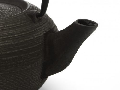 <br /><hr><br /><p>Чайник Тибет е изработен от чугун и има модерен дизайн. Благодарение на емайлираната вътрешност, чайникът издържа години наред. Чаят също остава горещ за по -дълъг период от време и ароматът се запазва. Чайникът е снабден с филтър от неръждаема стомана за насипен чай и има обем 1,2 литра. С един пълен чайник се приготвят шест чаши чай.</p><p><object width="620" height="350" data="https://www.youtube.com/v/l0Gw2AF4jyA" type="application/x-shockwave-flash"><param name="src" value="https://www.youtube.com/v/l0Gw2AF4jyA" /></object></p>