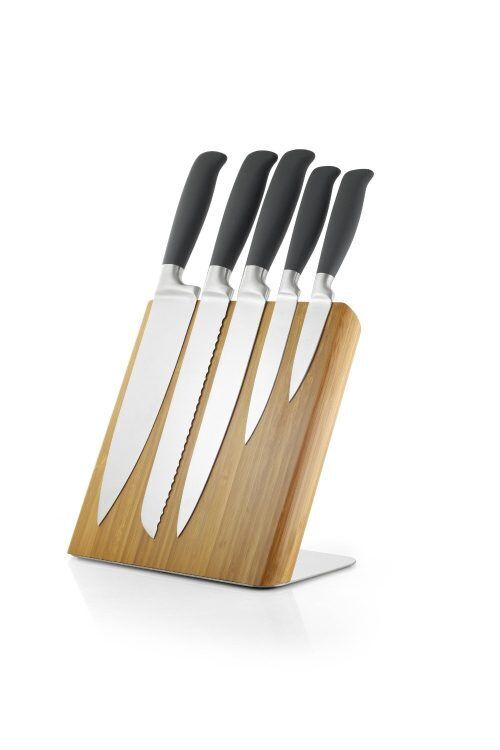 <li>5 бр. ножове
<li>Нож на главния готвач
<li>Нож за филетиране
<li>Нож за хляб
<li>Универсален нож
<li>Малък нож <li>Острие: изработено от закалена, неръждаема стомана с твърдост HrC 52 <li>Дръжка: с покритие от сантопрен <li>Блок-поставка: изработена от бамбук и висококачествена благородна стомана<br />Марка: GEFU - GERMANY <br />Модел: GEFU 89055<br />Доставка: 2-4 работни дни<br />Гаранция: 2 години