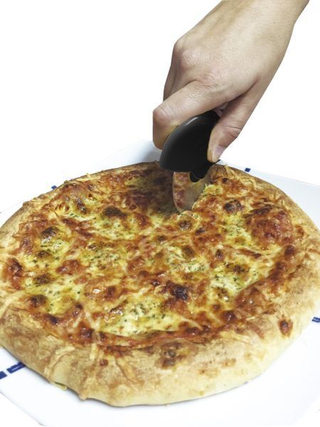 <p><span style="font-size: medium;"><em><strong>Нож за пица</strong>
<p>Размери на опаковката: 18 см/9.5 см/9 см.<br />Тегло: 0,075 кг.<br />Материал: Стомана, пластмаса<br />Производител:<strong> Vin Bouquet, Испания</strong><br />Марка: Vin Bouquet <br />Модел: VB FIH 089<br />Доставка: 2-4 работни дни<br />Гаранция: 2 години