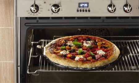<p><strong>EMILE HENRY Керамична плоча за пица "SMOOTH PIZZA STONE" </strong><br />• <strong>Ръчно изработена от 100% естествени материали<br />• Устойчива на температури: </strong>- 20º С до + 450º С<strong><br />• Равномерно разпределение на топлината<br />• Задържа топлината на ястието по-дълго от обикновените съдове<br />• Висока устойчивост на надраскване <br /></strong>• <strong>Материал: <span style="color: #ff0000;">BBQ Ceramic®</span> </strong><br />• <strong>Размери:</strong> Ø 36,5 х 3,3 см (h)<br />•<strong> Тегло: </strong>2,6 кг<br />• <strong>Цвят: </strong>черен <br /><strong>• Подходяща за: </strong>барбекю (газ или дървени въглища)<strong> / </strong>фурна / микровълнова фурна / съдомиялна машина<br /><strong>Производител: EMILE HENRY / Франция</strong></p>
<p> </p><br />Марка: Emile Henry <br />Модел: EH 7514-79<br />Доставка: 2-4 работни дни<br />Гаранция: 2 години
