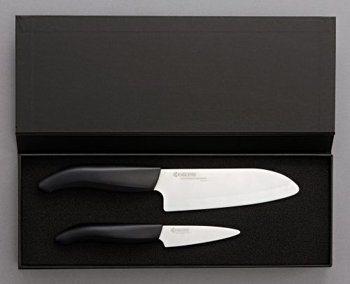 <br /><hr><br /><p><strong>KYOCERA Комплект от 2 бр керамични ножове<br />В комплекта:<br /></strong>• Нож за белене Kyocera FK-075WH-BK - 1 бр<br />• Универсален нож Kyocera FK-140WH-BK - 1 бр<br /><strong>Нож с керамично острие Kyocera FK-075:<br /></strong>* Подходящ за белене и нарязване на зеленчуци<br />* Дължина на острието: 7,5 см<br />* Цвят на острието: бял<br />* Цвят на дръжката: черен<br /><strong>Нож с керамично острие Kyocera FK-140WH-BK:<br /></strong>* Форма на острието: Santoku<br />* Дължина на острието: 14,0 см<br />* Цвят на острието: бял<br />* Цвят на дръжката: черен<br /><strong style="font-size: small;">Производител: KYOCERA / Япония</strong></p>
<p><span style="font-size: small;"><strong><span style="color: #ff0000;">ВНИМАНИЕ!</span><br /><span style="color: #ff0000;">Пазете от деца!</span></strong></span></p><br />Марка: KYOCERA <br />Модел: Kyocera SET FK-140WH-BK / FK-075WH-BK<br />Доставка: 2-4 работни дни<br />Гаранция: 2 години