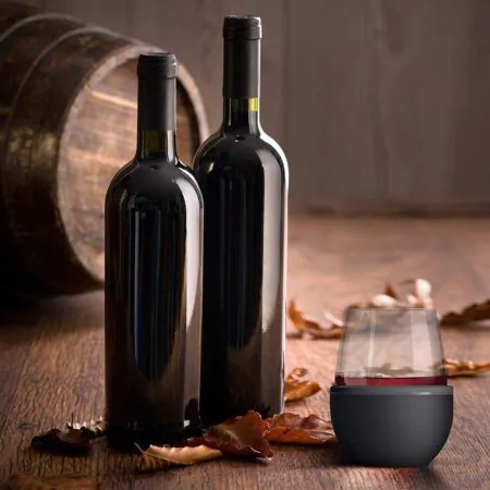 <p><strong><span style="font-size: small;">ASOBU Чаша за вино с двустенна термоизолираща основа “WINE KUZIE“</span></strong><br /><strong>• В комплект: </strong>чаша и термоизолираща основа<br /><strong>• Вместимост:</strong> 443 мл.<br /><strong>• Размери:</strong> 10,16 х 10,16 х 11,43 см<br /><strong>• Материал на чашата:</strong> стъкло<br /><strong>• Термоизолираща основа е от неръждаема стомана, с двойни стени и вакуумна изолация</strong><br /><strong>• Цвят на основата:</strong> черен<br /><strong>• Поддържа виното охладено</strong><br /><strong>Производител: ASOBU / Канада</strong></p><br />Марка: ASOBU <br />Модел: ASOBU - STL24 BLACK<br />Доставка: 2-4 работни дни<br />Гаранция: 2 години