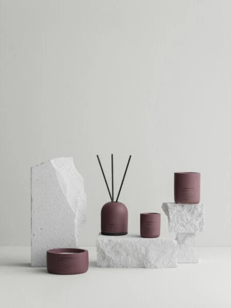 <p><span style="color: #000000;"><strong>BLOMUS Ароматна свещ FRAGA - размер S</strong></span><br /><span style="color: #000000;"><strong>• В буркан от фин бетон с капак<br /></strong>• <strong>Материал: </strong>бетон, восък </span><span style="color: #ff0000;"><br /></span><span style="color: #ff0000;"><strong><span style="color: #000000;">• Размер: </span></strong><span style="color: #000000;">Ø </span><span style="color: #000000;">6,5 х 8 см<br /></span></span><span style="color: #ff0000;"><span style="color: #000000;"><strong>• Време на горене: </strong>приблизително 24 часа</span><br /><span style="color: #000000;">• <strong>Цвят: </strong>port<strong><br /></strong></span></span><strong style="color: #000000;">• Аромат:</strong><span style="color: #000000;"> канела и ябълка<br /></span><strong style="color: #ff0000;"><span style="color: #000000;">Производител: </span></strong><span style="color: #000000;">BLOMUS / Германия</span></p><br />Марка: BLOMUS <br />Модел: BLOMUS 66455<br />Доставка: 2-4 работни дни<br />Гаранция: 2 години