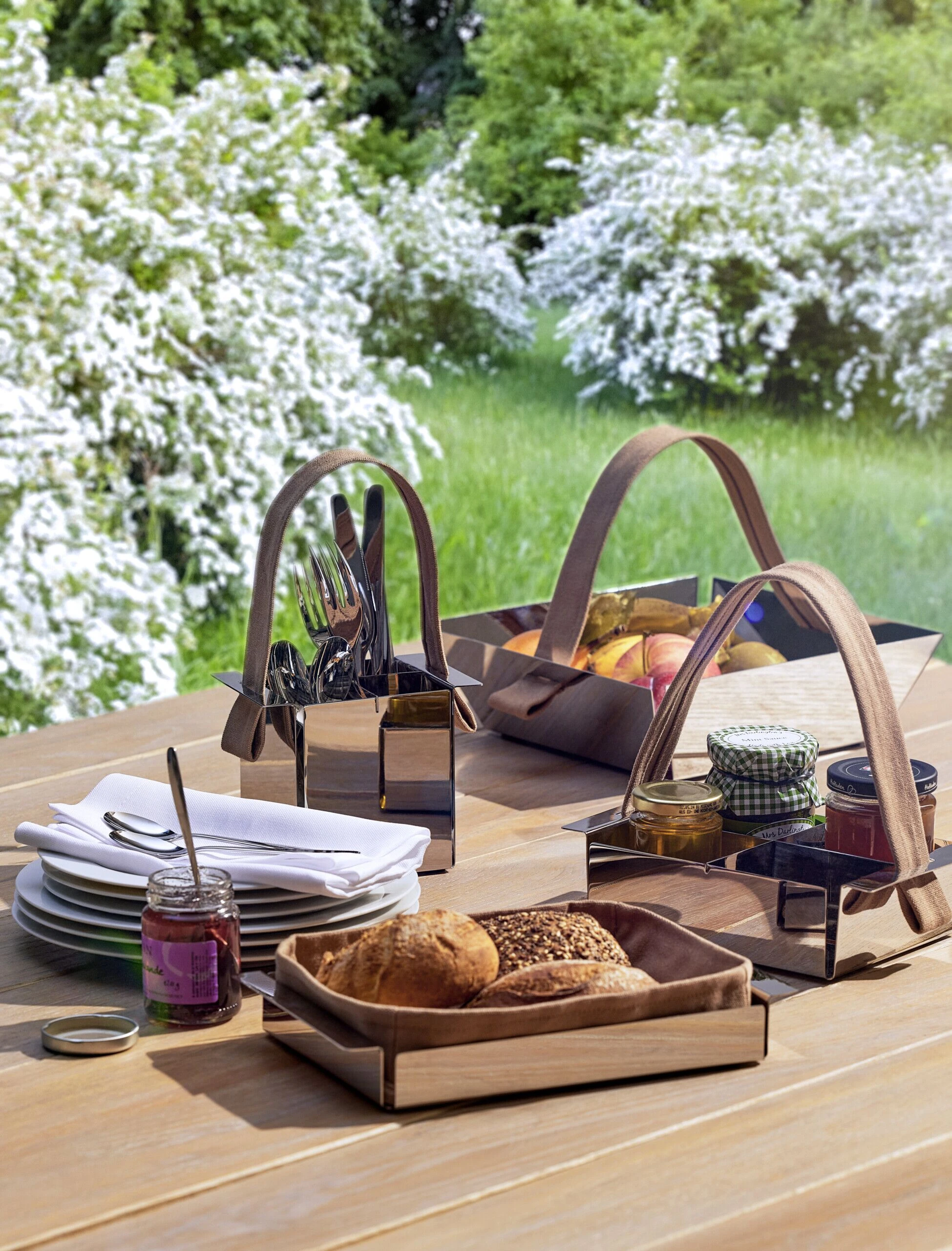 <p><strong>PHILIPPI Панер за хляб “TAVOLA“</strong><br /><strong>• Материал: </strong>полирана неръждаема стомана, лен<br /><strong>• Размери:</strong> 25 х 16 х 5 см ( ДхШхВ)<br />• <strong>Тегло: </strong>0,5 кг<br /><strong>• Производител: PHILIPPI / Германия<br /></strong></p><br />Марка: PHILIPPI <br />Модел: PH 105034<br />Доставка: 2-4 работни дни<br />Гаранция: 2 години