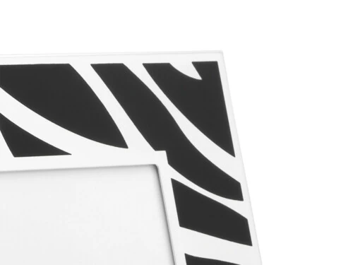 <p><strong>ZILVERSTAD Рамка за снимки със сребърно покритие “Zebra“ - 13х18 см.</strong><br /><strong>• <strong>С орнаменти с принт на зебра</strong><br />• Размер:</strong><span> 1,7 x 16,5 x 21,7 см.</span><br /><strong>• Сребърно покритие</strong><br /><strong>• Лакирана<br />• За 1 бр. снимка с размер 13 х 18 см.</strong><br /><strong>• Тегло:</strong><span> 0,335 кг</span><br /><strong>• Бранд:</strong><span> ZILVERSTAD</span><br /><strong>Производител: Bredemeijer Group / Нидерландия</strong></p><br />Марка: Bredemaijer Group <br />Модел: ZV 6155231<br />Доставка: 2-4 работни дни<br />Гаранция: 2 години