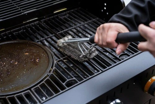 <p><strong>MUSTANG Тройна четка за почистване BBQ - 46 см.</strong><br /><strong>• Материал:</strong><span> неръждаема стомана, пластмаса<br /><strong>• Кожена примка за окачване</strong><br /></span><strong>• Размери:</strong><span> 46 х 7,5 см. <br /><strong>• Тегло:</strong> 0,350 кг.</span><br /><strong>• Цвят: </strong><span>инокс/черен<br /><strong>• Стоманени влакна - 3 реда</strong></span><br /><strong>• Не е подходяща за съдомиялна машина</strong><br /><strong>Производител: Tammer Brands/ Финландия</strong></p><br />Марка: MUSTANG <br />Модел: TB MUS 286924<br />Доставка: 2-4 работни дни<br />Гаранция: 2 години