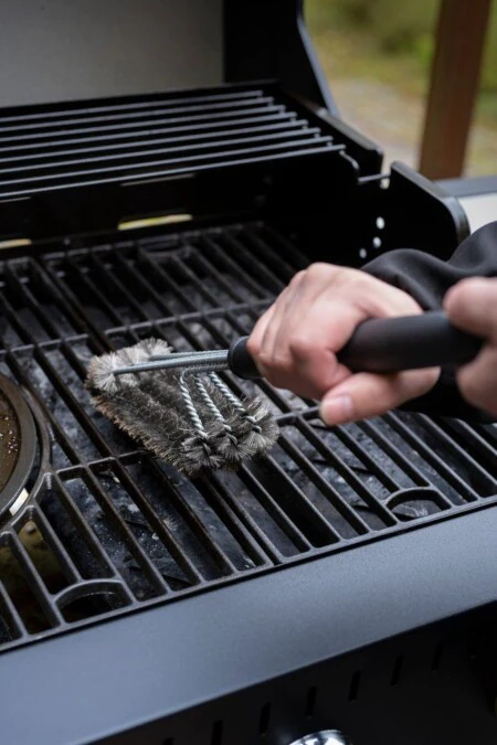<p><strong>MUSTANG Тройна четка за почистване BBQ - 46 см.</strong><br /><strong>• Материал:</strong><span> неръждаема стомана, пластмаса<br /><strong>• Кожена примка за окачване</strong><br /></span><strong>• Размери:</strong><span> 46 х 7,5 см. <br /><strong>• Тегло:</strong> 0,350 кг.</span><br /><strong>• Цвят: </strong><span>инокс/черен<br /><strong>• Стоманени влакна - 3 реда</strong></span><br /><strong>• Не е подходяща за съдомиялна машина</strong><br /><strong>Производител: Tammer Brands/ Финландия</strong></p><br />Марка: MUSTANG <br />Модел: TB MUS 286924<br />Доставка: 2-4 работни дни<br />Гаранция: 2 години