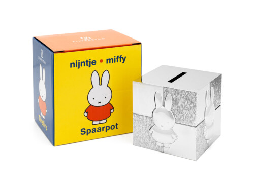 <p><strong>ZILVERSTAD Детска касичка кубче “Miffy“ </strong><br /><strong>• Размер:</strong><span> 7,5 x 7,5 x 7,2 см.</span><br /><strong>• Цвят: </strong><span>сребро</span><br /><strong>• Тегло:</strong><span> 0,400 кг</span><br /><strong>• Бранд:</strong><span> ZILVERSTAD</span><br /><strong>Производител: Bredemeijer Group / Нидерландия</strong></p><br />Марка: Bredemaijer Group <br />Модел: ZV 6019060<br />Доставка: 2-4 работни дни<br />Гаранция: 2 години