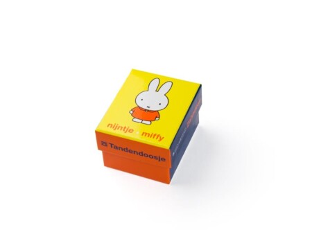 <p><strong>ZILVERSTAD Кутийка за зъбче или кичур “Miffy“</strong><br /><strong>• Размер:</strong><span> 3,9 x 3,9 x 5,9 см</span><br /><strong>• Цвят: </strong>сребърен<br /><strong>• Тегло:</strong><span> 0,072 кг</span><br /><strong>• Бранд:</strong><span> ZILVERSTAD</span><br /><strong>Производител: Bredemeijer Group / Нидерландия</strong></p><br />Марка: Bredemaijer Group <br />Модел: ZV 6876261<br />Доставка: 2-4 работни дни<br />Гаранция: 2 години