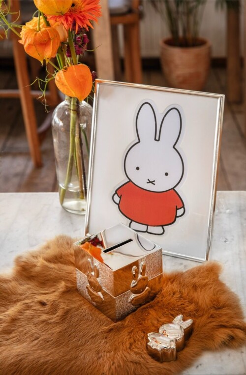 <p><strong>ZILVERSTAD Детска касичка кубче “Miffy“ </strong><br /><strong>• Размер:</strong><span> 7,5 x 7,5 x 7,2 см.</span><br /><strong>• Цвят: </strong><span>сребро</span><br /><strong>• Тегло:</strong><span> 0,400 кг</span><br /><strong>• Бранд:</strong><span> ZILVERSTAD</span><br /><strong>Производител: Bredemeijer Group / Нидерландия</strong></p><br />Марка: Bredemaijer Group <br />Модел: ZV 6019060<br />Доставка: 2-4 работни дни<br />Гаранция: 2 години