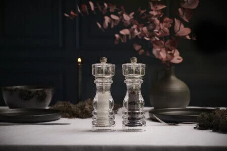 <p><strong>COLE & MASON Мелничка за пипер “LONDON“ - 18 см. - прозрачна</strong><br /><strong>• Диаметър: </strong><span>Ø 5,8 см.</span><br /><strong>• Височина:</strong><span> 18 см.<br /><strong>• Тегло:</strong> 0,308 кг.</span><br /><span>• </span><strong>Материал:</strong><span> акрил, стомана</span><br /><span>• </span><strong>Механизъм:</strong><span> <span>закалена въглеродна стомана</span></span><br /><span style="color: #ff0000;">• <strong>Да не се мокри с вода!<br /></strong>•</span><span> <strong><span style="color: #ff0000;">Не използвайте мелничките за различни от сол и черен пипер продукти!!! <br /><strong>• Не поставяйте сол в мелницата за пипер, тъй като това ще разяде механизма от въглеродна стомана!</strong></span><br /></strong></span><strong>Производител: Cole&Mason / Англия</strong></p><br />Марка: COLE & MASON <br />Модел: Cole & Mason H 233106<br />Доставка: 2-4 работни дни<br />Гаранция: 2 години