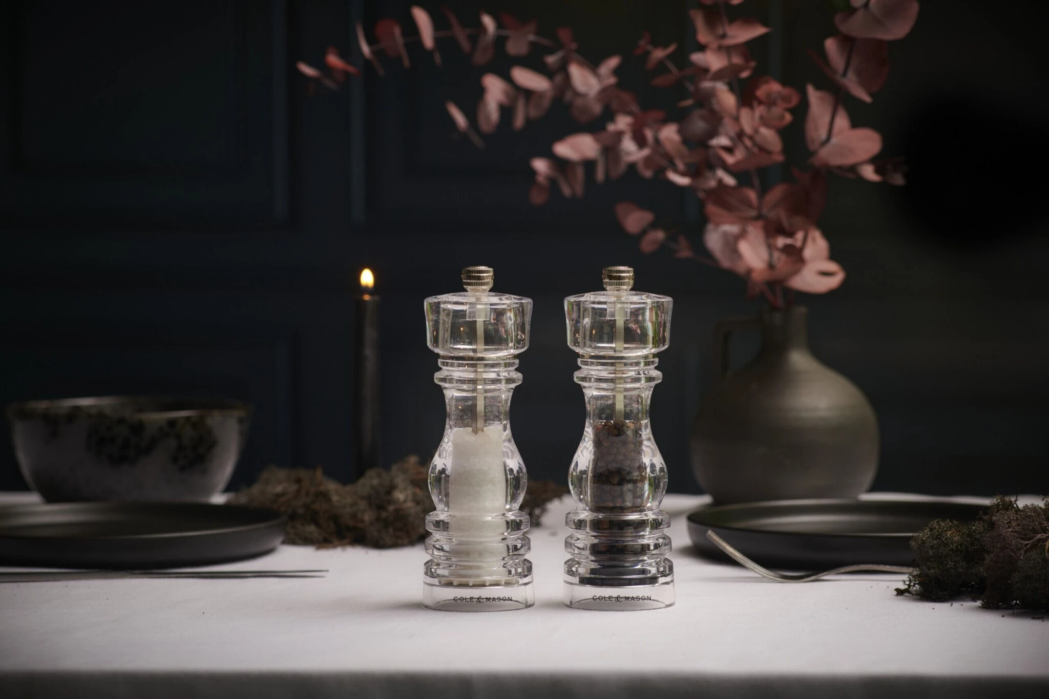 <p><strong>COLE & MASON Мелничка за пипер “LONDON“ - 18 см. - прозрачна</strong><br /><strong>• Диаметър: </strong><span>Ø 5,8 см.</span><br /><strong>• Височина:</strong><span> 18 см.<br /><strong>• Тегло:</strong> 0,308 кг.</span><br /><span>• </span><strong>Материал:</strong><span> акрил, стомана</span><br /><span>• </span><strong>Механизъм:</strong><span> <span>закалена въглеродна стомана</span></span><br /><span style="color: #ff0000;">• <strong>Да не се мокри с вода!<br /></strong>•</span><span> <strong><span style="color: #ff0000;">Не използвайте мелничките за различни от сол и черен пипер продукти!!! <br /><strong>• Не поставяйте сол в мелницата за пипер, тъй като това ще разяде механизма от въглеродна стомана!</strong></span><br /></strong></span><strong>Производител: Cole&Mason / Англия</strong></p><br />Марка: COLE & MASON <br />Модел: Cole & Mason H 233106<br />Доставка: 2-4 работни дни<br />Гаранция: 2 години