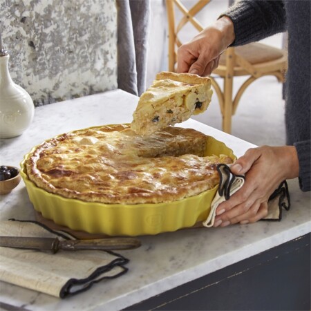 <p><span style="color: #000000;"><strong>EMILE HENRY Керамична дълбока форма за тарт "DEEP TART DISH" </strong></span><br /><span style="color: #000000;">• <strong>Ръчно изработена от 100% естествени материали<br />• Устойчива на температури: </strong>- 20º С до + 270º С<strong><br />• Равномерно разпределение на топлината<br />• Задържа топлината на ястието по-дълго от обикновените съдове<br />• Висока устойчивост на надраскване <br /></strong>• </span><strong><span style="color: #000000;">Материал:</span>  <span style="color: #ff0000;">HR® Ceramic (High Resistance) <span style="color: #000000;">/ </span></span></strong><span style="color: #ff0000;"><span style="color: #000000;">Високо устойчива керамика</span></span><strong><span style="color: #ff0000;"><span style="color: #000000;"> / </span><br /><span style="color: #000000;">• Без съдържание на олово, кадмий и никел</span><br /><span style="color: #000000;">• Външен диаметър: </span></span></strong><span style="color: #ff0000;"><span style="color: #000000;">Ø 32</span></span><span style="color: #ff0000;"><span style="color: #000000;"> см</span></span><span style="color: #ff0000;"><br /><strong><span style="color: #000000;">• Вътрешен диаметър: </span></strong><span style="color: #000000;">Ø</span><span style="color: #000000;"> 30,4</span><span style="color: #000000;"> см<br />• <strong>Височина:</strong> 5 см<br /></span></span><span style="color: #ff0000;"><span style="color: #000000;"><strong>• Максимална вместимост: </strong>3,04 литра<br /><strong>• Използваема вместимост:</strong> 2,8 литра<br /><strong>• Брой порции:</strong> 8 - 10</span><br /><span style="color: #000000;"><strong>• Тегло: </strong>1,5 кг</span><br /><span style="color: #000000;">• <strong>Цвят: </strong>зелен кедър</span><br /><span style="color: #000000;">• <strong>Подходяща за: </strong>фурна / микровълнова фурна / фризер / съдомиялна машина</span><br /><strong><span style="color: #000000;">Производител: EMILE HENRY / Франция</span></strong></span></p><br />Марка: Emile Henry <br />Модел: EH 6032-07<br />Доставка: 2-4 работни дни<br />Гаранция: 2 години