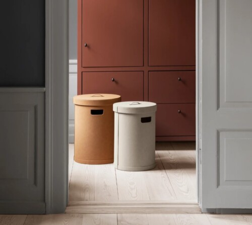 <p><span style="font-size: small;"><strong>BLOMUS Кош за пране “SAHLA“, размер М </strong></span><br />• <strong>Размер:</strong> Ø 35 см<br /> • <strong>Височина: </strong>51 см<br /><strong>• Цвят:</strong> опушено бежово (Nomad) <br /><strong>• Вместимост: </strong>50 литра<br /> •<strong> Материал:</strong> изкуствена кожа<br /><strong>• Производител:</strong> BLOMUS, Германия <br /><em><strong>DESIGN:</strong> <strong>Studio blomus</strong></em></p><br />Марка: BLOMUS <br />Модел: BLOMUS 67226<br />Доставка: 2-4 работни дни<br />Гаранция: 2 години