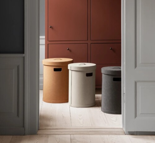 <p><span style="font-size: small;"><strong>BLOMUS Кош за пране “SAHLA“, размер М </strong></span><br />• <strong>Размер:</strong> Ø 35 см<br /> • <strong>Височина: </strong>51 см<br /><strong>• Цвят:</strong> опушено бежово (Nomad) <br /><strong>• Вместимост: </strong>50 литра<br /> •<strong> Материал:</strong> изкуствена кожа<br /><strong>• Производител:</strong> BLOMUS, Германия <br /><em><strong>DESIGN:</strong> <strong>Studio blomus</strong></em></p><br />Марка: BLOMUS <br />Модел: BLOMUS 67226<br />Доставка: 2-4 работни дни<br />Гаранция: 2 години