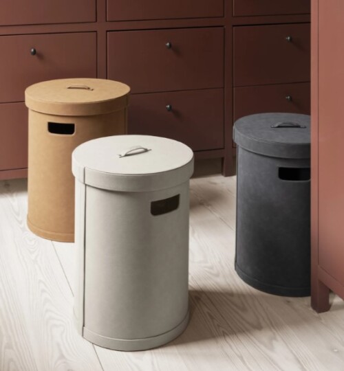<p><span style="font-size: small;"><strong>BLOMUS Кош за пране “SAHLA“, размер М </strong></span><br />• <strong>Размер:</strong> Ø 35 см<br /> • <strong>Височина: </strong>51 см<br /><strong>• Цвят:</strong> опушено бежово (Nomad) <br /><strong>• Вместимост: </strong>50 литра<br /> •<strong> Материал:</strong> изкуствена кожа<br /><strong>• Производител:</strong> BLOMUS, Германия <br /><em><strong>DESIGN:</strong> <strong>Studio blomus</strong></em></p><br />Марка: BLOMUS <br />Модел: BLOMUS 67226<br />Доставка: 2-4 работни дни<br />Гаранция: 2 години