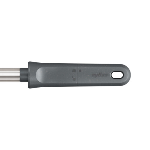 <p><strong>ZYLISS Прибор за почистване на ябълки - сив</strong><br /><strong>• Материал:</strong><span> неръждаема стомана, ABS</span><br /><strong>• Размери:</strong><span> 24,7 х 3,2 см.<br /></span><strong>• Подходящ за почистване в съдомиялна машина</strong><br /><strong>Производител: Zyliss / Швейцария </strong></p><br />Марка: ZYLISS <br />Модел: ZYLISS 910072<br />Доставка: 2-4 работни дни<br />Гаранция: 2 години