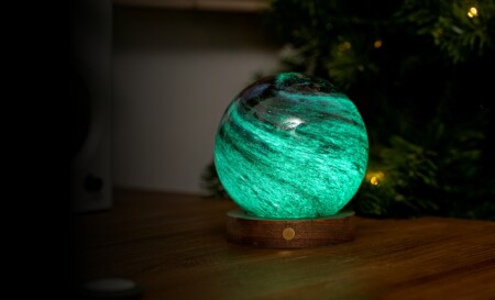 <p><strong>GINGKO Смарт лампа “AstraGlass“ звезден океан - размер L</strong><br /><strong>• Захранване:</strong><span> литиево-йонна батерия 1500 mAh</span><br /><strong>• Включен кабел за зареждане<br /></strong><span><strong>• Живот на батерията:</strong> до 15 часа<br /></span><strong>• Време за зареждане:</strong><span> 6 часа</span><br /><strong>• Размери: </strong><span>12</span><span> х 13 см.</span><br /><strong>• Материал:</strong><span> орехово дърво, ръчно издухано стъкло</span><br /><strong>• Тегло:</strong><span> 0,558 кг.</span><br /><strong>• Тегло с опаковка:</strong><span> 0,600 кг.</span><br /><strong>• Тъч бутон за включване, изключване и регулиране на светлината</strong><br /><strong>• Цветна температура: </strong><span>топла бяла и RGB светлина 2900 - 3100К</span><span><br /><strong>• Мощност:</strong> 2 W<br /><strong>• Дизайн:</strong> Stellar Ocean<span><br /></span></span><strong>Производител: GINGKO DESIGN/ Англия</strong></p><br />Марка: Gingko Design <br />Модел: Gingko G050L-SO<br />Доставка: 2-4 работни дни<br />Гаранция: 2 години