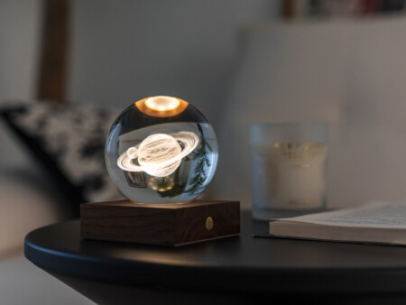 <p><strong>GINGKO 3D Смарт лампа “Amber Crystal“ - Сатурн</strong><br /><strong>• Захранване: </strong><span>акумулаторна батерия 2000 mAh</span><br /><strong>• Включен USB C кабел за зареждане</strong><br /><span><strong>• Живот на батерията: </strong>10-96 часа</span><br /><strong>• Размери: </strong><span>8 х 8 х 12 см.</span><br /><strong>• Материал:</strong><span> FSC сертифицирана основа от орехово дърво, първокласен 3D лазерно отпечатан кристал</span><br /><strong>• Тегло:</strong><span> 0,756 кг.</span><br /><strong>• Тегло с опаковка:</strong><span> 0,800 кг.</span><br /><strong>• Цветна температура:</strong><span> 2900 - 3100К<br /><strong>• Входяща мощност:</strong> DC 5 V, 0,5 A<br /><strong>• Изходна мощност:</strong> 2 W<br /><strong>• Дизайн:</strong> Сатурн<br /><strong>• Предлага се в различни дизайни</strong></span><br /><strong>Производител: GINGKO DESIGN/ Англия</strong></p><br />Марка: Gingko Design <br />Модел: Gingko G025ST<br />Доставка: 2-4 работни дни<br />Гаранция: 2 години