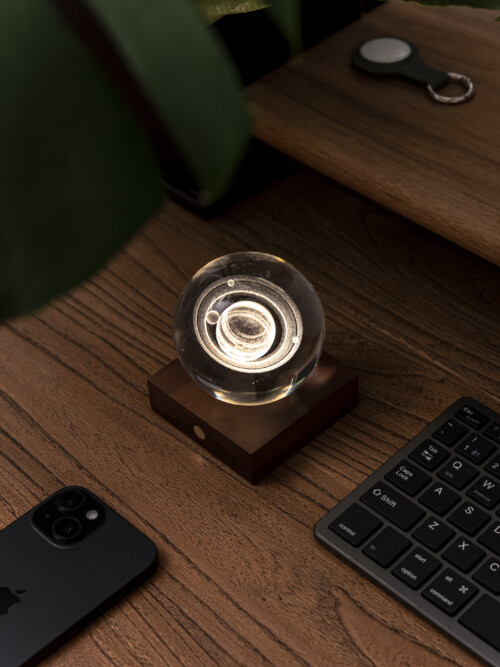 <p><strong>GINGKO 3D Смарт лампа “Amber Crystal“ - Сатурн</strong><br /><strong>• Захранване: </strong><span>акумулаторна батерия 2000 mAh</span><br /><strong>• Включен USB C кабел за зареждане</strong><br /><span><strong>• Живот на батерията: </strong>10-96 часа</span><br /><strong>• Размери: </strong><span>8 х 8 х 12 см.</span><br /><strong>• Материал:</strong><span> FSC сертифицирана основа от орехово дърво, първокласен 3D лазерно отпечатан кристал</span><br /><strong>• Тегло:</strong><span> 0,756 кг.</span><br /><strong>• Тегло с опаковка:</strong><span> 0,800 кг.</span><br /><strong>• Цветна температура:</strong><span> 2900 - 3100К<br /><strong>• Входяща мощност:</strong> DC 5 V, 0,5 A<br /><strong>• Изходна мощност:</strong> 2 W<br /><strong>• Дизайн:</strong> Сатурн<br /><strong>• Предлага се в различни дизайни</strong></span><br /><strong>Производител: GINGKO DESIGN/ Англия</strong></p><br />Марка: Gingko Design <br />Модел: Gingko G025ST<br />Доставка: 2-4 работни дни<br />Гаранция: 2 години