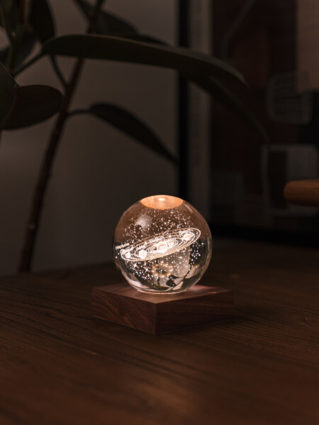 <p><strong>GINGKO 3D Смарт лампа “Amber Crystal“ - Слънчева система</strong><br /><strong>• Захранване: </strong><span>акумулаторна батерия 2000 mAh</span><br /><strong>• Включен USB C кабел за зареждане</strong><br /><span><strong>• Живот на батерията: </strong>10-96 часа</span><br /><strong>• Размери: </strong><span>8 х 8 х 12 см.</span><br /><strong>• Материал:</strong><span> FSC сертифицирана основа от орехово дърво, първокласен 3D лазерно отпечатан кристал</span><br /><strong>• Тегло:</strong><span> 0,756 кг.</span><br /><strong>• Тегло с опаковка:</strong><span> 0,800 кг.</span><br /><strong>• Цветна температура:</strong><span> 2900 - 3100К<br /><strong>• Входяща мощност:</strong> DC 5 V, 0,5 A<br /><strong>• Изходна мощност:</strong> 2 W<br /><strong>• Дизайн:</strong> Слънчева система<br /><strong>• Предлага се в различни дизайни</strong></span><br /><strong>Производител: GINGKO DESIGN/ Англия</strong></p><br />Марка: Gingko Design <br />Модел: Gingko G025SO<br />Доставка: 2-4 работни дни<br />Гаранция: 2 години