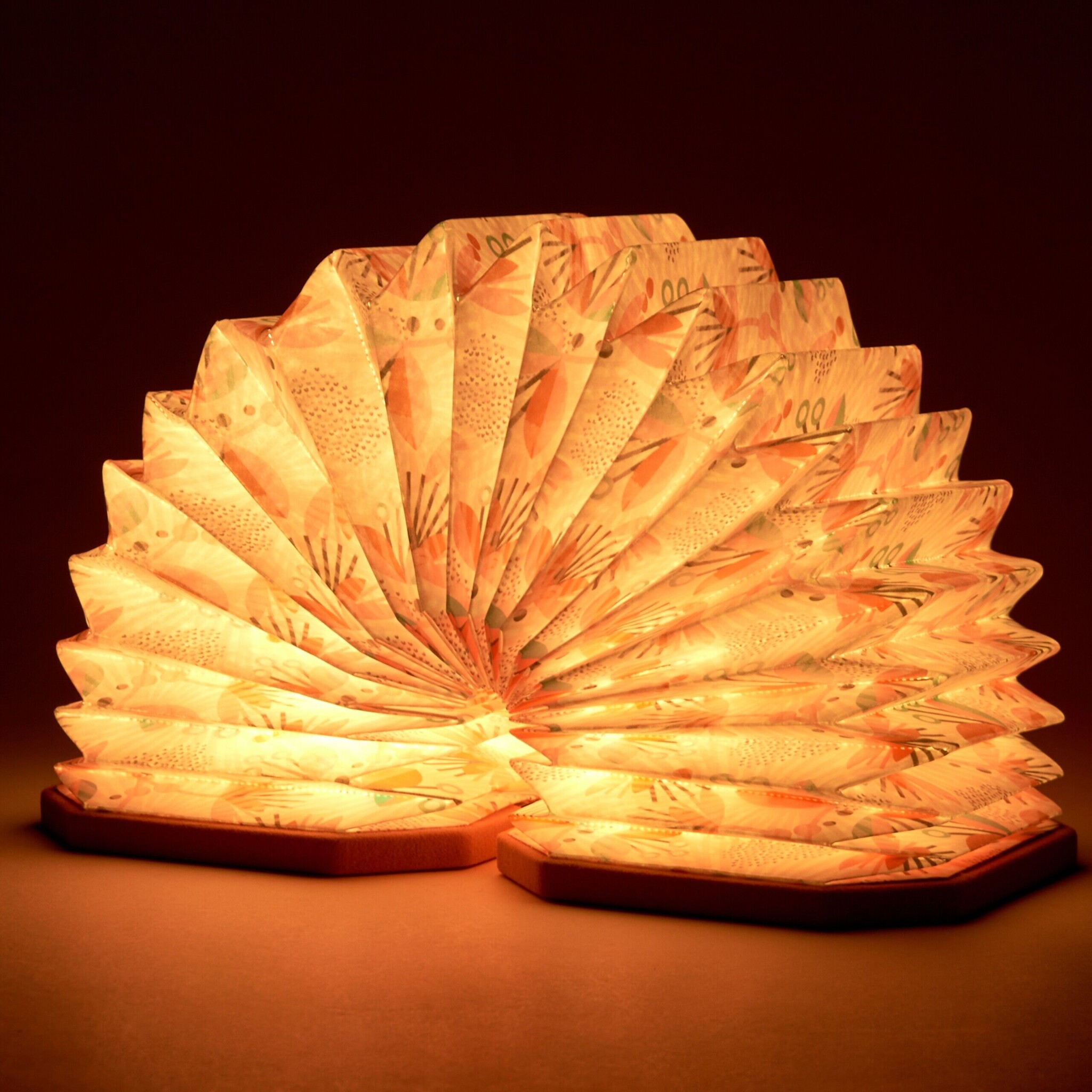 GINGKO Смарт лампа акордеон – розово кадифе и флорарни мотиви