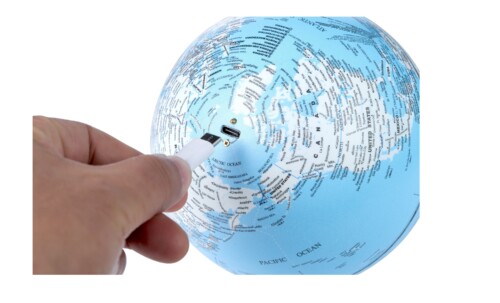 <p><strong>GINGKO Смарт лампа глобус “Atlas Globe“ - светлосиня/бял ясен</strong><br /><strong>• Семпъл и елегантен дизайн<br /></strong><strong>• Захранване:</strong> литиево - йонна батерия 1600 mAh<br /><strong>• Живот на батерията:</strong> около 6 часа<br /><strong>• Входяща мошност:</strong> DC 5 V, 0,5 A<br /><strong>• Височина: </strong>14,5 см.<br /><strong>• Диаметър на топката:</strong> Ø 13 см.<br /><strong>• Материал:</strong> основа от FSC сертифициран бял ясен, ABS<br /><strong>• Тегло:</strong> 0,460 кг.<br /><strong>• Тегло с опаковка:</strong> 0,500 кг.<br /><strong>• Цветна температура:</strong> 2900 ~ 3100K<br /><strong>• Светлинен поток:</strong> 160 - 1700 lm (в зависимост от избраната светлина)<br /><strong>• Мощност: </strong>1,6 W<strong><br /></strong><strong>• Опаковано в красива подаръчна кутия<br /></strong><strong>Производител: GINGKO DESIGN/ Англия</strong></p><br />Марка: Gingko Design <br />Модел: Gingko G038M-AH<br />Доставка: 2-4 работни дни<br />Гаранция: 2 години