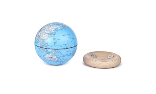 <p><strong>GINGKO Смарт лампа глобус “Atlas Globe“ - светлосиня/бял ясен</strong><br /><strong>• Семпъл и елегантен дизайн<br /></strong><strong>• Захранване:</strong> литиево - йонна батерия 1600 mAh<br /><strong>• Живот на батерията:</strong> около 6 часа<br /><strong>• Входяща мошност:</strong> DC 5 V, 0,5 A<br /><strong>• Височина: </strong>14,5 см.<br /><strong>• Диаметър на топката:</strong> Ø 13 см.<br /><strong>• Материал:</strong> основа от FSC сертифициран бял ясен, ABS<br /><strong>• Тегло:</strong> 0,460 кг.<br /><strong>• Тегло с опаковка:</strong> 0,500 кг.<br /><strong>• Цветна температура:</strong> 2900 ~ 3100K<br /><strong>• Светлинен поток:</strong> 160 - 1700 lm (в зависимост от избраната светлина)<br /><strong>• Мощност: </strong>1,6 W<strong><br /></strong><strong>• Опаковано в красива подаръчна кутия<br /></strong><strong>Производител: GINGKO DESIGN/ Англия</strong></p><br />Марка: Gingko Design <br />Модел: Gingko G038M-AH<br />Доставка: 2-4 работни дни<br />Гаранция: 2 години
