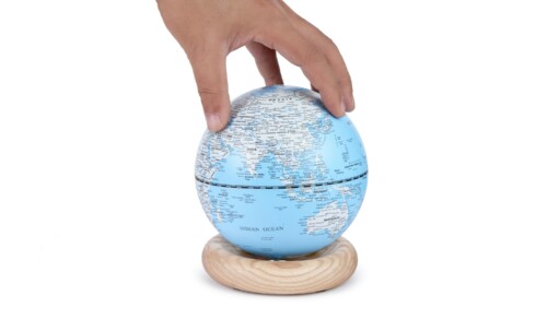 <p><strong>GINGKO Смарт лампа глобус “Atlas Globe“ - светлосиня/бял ясен</strong><br /><strong>• Семпъл и елегантен дизайн<br /></strong><strong>• Захранване:</strong> литиево - йонна батерия 1600 mAh<br /><strong>• Живот на батерията:</strong> около 6 часа<br /><strong>• Входяща мошност:</strong> DC 5 V, 0,5 A<br /><strong>• Височина: </strong>14,5 см.<br /><strong>• Диаметър на топката:</strong> Ø 13 см.<br /><strong>• Материал:</strong> основа от FSC сертифициран бял ясен, ABS<br /><strong>• Тегло:</strong> 0,460 кг.<br /><strong>• Тегло с опаковка:</strong> 0,500 кг.<br /><strong>• Цветна температура:</strong> 2900 ~ 3100K<br /><strong>• Светлинен поток:</strong> 160 - 1700 lm (в зависимост от избраната светлина)<br /><strong>• Мощност: </strong>1,6 W<strong><br /></strong><strong>• Опаковано в красива подаръчна кутия<br /></strong><strong>Производител: GINGKO DESIGN/ Англия</strong></p><br />Марка: Gingko Design <br />Модел: Gingko G038M-AH<br />Доставка: 2-4 работни дни<br />Гаранция: 2 години
