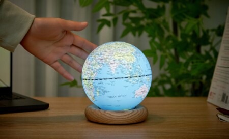 <p><strong>GINGKO Смарт лампа глобус “Atlas Globe“ - светлосиня/бял ясен</strong><br /><strong>• Семпъл и елегантен дизайн<br /></strong><strong>• Захранване:</strong> литиево - йонна батерия 1600 mAh<br /><strong>• Живот на батерията:</strong> около 6 часа<br /><strong>• Входяща мошност:</strong> DC 5 V, 0,5 A<br /><strong>• Височина: </strong>14,5 см.<br /><strong>• Диаметър на топката:</strong> Ø 13 см.<br /><strong>• Материал:</strong> основа от FSC сертифициран бял ясен, ABS<br /><strong>• Тегло:</strong> 0,460 кг.<br /><strong>• Тегло с опаковка:</strong> 0,500 кг.<br /><strong>• Цветна температура:</strong> 2900 ~ 3100K<br /><strong>• Светлинен поток:</strong> 160 - 1700 lm (в зависимост от избраната светлина)<br /><strong>• Мощност: </strong>1,6 W<strong><br /></strong><strong>• Опаковано в красива подаръчна кутия<br /></strong><strong>Производител: GINGKO DESIGN/ Англия</strong></p><br />Марка: Gingko Design <br />Модел: Gingko G038M-AH<br />Доставка: 2-4 работни дни<br />Гаранция: 2 години