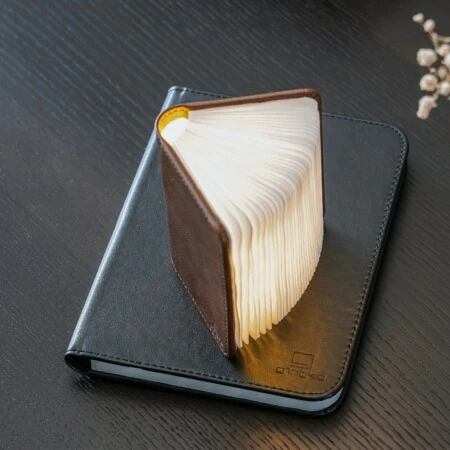 <p><strong>GINGKO Смарт лампа “Book“ с кожени корици - размер M кафява</strong><br /><strong>• Захранване: </strong><span>акумулаторна </span><span>литиево-полимерна батерия 450 mAh</span><br /><strong>• Включен кабел за зареждане<br />• Магнитни корици - може да се прикрепи към всеки метален предмет, на стена и т. н.<br /><strong>• Включване с отваряне на книгата и изключване със затваряне</strong><br /></strong><span><strong>• Живот на батерията: </strong>6-8 часа<br /></span><strong>• Време за зареждане:</strong><span> 4-5 часа</span><br /><strong>• Размери: </strong><span>9</span><span> х 12,2 х 2,5 см.</span><br /><strong>• Материал:</strong><span> рециклирана кожа, хартия Tyvek (водоустойчива и здрава)<br /><strong>• Цвят:</strong> кафяв</span><br /><strong>• Тегло:</strong><span> 0,075 кг.</span><br /><strong>• Тегло с опаковка:</strong><span> 0,100 кг.</span><br /><strong>• Може да се отвори на 360°</strong><br /><strong>• Напълно преносима</strong><br /><strong>• Цветна температура: </strong><span>топла бяла светлина 2700К</span><span><br /><strong>• Цветната температура се сменя при всяко отваряне</strong><br /><strong>• Светлинен поток:</strong> 300 lm<br /><strong>• Мощност:</strong> 3 W<br /><span><strong>• Носител на наградата German Non-Book Award Winner на най-големия панаир на книгата в света</strong><br /><strong>• Носител на наградата Red Dot Design за дизайн</strong><br /></span></span><strong>Производител: GINGKO DESIGN/ Англия</strong></p><br />Марка: Gingko Design <br />Модел: Gingko GK12L3<br />Доставка: 2-4 работни дни<br />Гаранция: 2 години