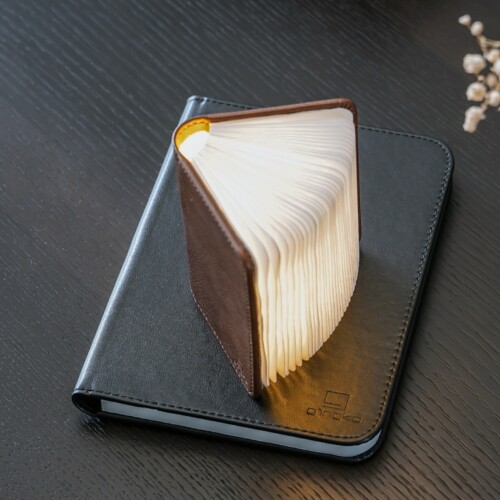 <p><strong>GINGKO Смарт лампа “Book“ с кожени корици - размер M кафява</strong><br /><strong>• Захранване: </strong><span>акумулаторна </span><span>литиево-полимерна батерия 450 mAh</span><br /><strong>• Включен кабел за зареждане<br />• Магнитни корици - може да се прикрепи към всеки метален предмет, на стена и т. н.<br /><strong>• Включване с отваряне на книгата и изключване със затваряне</strong><br /></strong><span><strong>• Живот на батерията: </strong>6-8 часа<br /></span><strong>• Време за зареждане:</strong><span> 4-5 часа</span><br /><strong>• Размери: </strong><span>9</span><span> х 12,2 х 2,5 см.</span><br /><strong>• Материал:</strong><span> рециклирана кожа, хартия Tyvek (водоустойчива и здрава)<br /><strong>• Цвят:</strong> кафяв</span><br /><strong>• Тегло:</strong><span> 0,075 кг.</span><br /><strong>• Тегло с опаковка:</strong><span> 0,100 кг.</span><br /><strong>• Може да се отвори на 360°</strong><br /><strong>• Напълно преносима</strong><br /><strong>• Цветна температура: </strong><span>топла бяла светлина 2700К</span><span><br /><strong>• Цветната температура се сменя при всяко отваряне</strong><br /><strong>• Светлинен поток:</strong> 300 lm<br /><strong>• Мощност:</strong> 3 W<br /><span><strong>• Носител на наградата German Non-Book Award Winner на най-големия панаир на книгата в света</strong><br /><strong>• Носител на наградата Red Dot Design за дизайн</strong><br /></span></span><strong>Производител: GINGKO DESIGN/ Англия</strong></p><br />Марка: Gingko Design <br />Модел: Gingko GK12L3<br />Доставка: 2-4 работни дни<br />Гаранция: 2 години