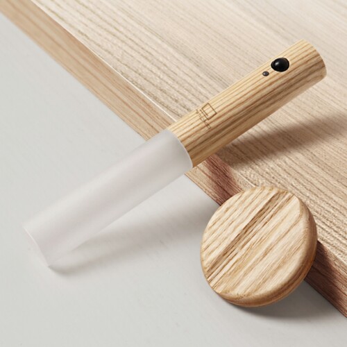 <p><strong>GINGKO Смарт лампа/аплик “Baton“ - бял ясен</strong><br /><strong>• Захранване: </strong><span>акумулаторна </span><span>литиево-йонна батерия 500 mAh<br /><strong>• Вход за зареждане:</strong> DC5V, 1A</span><br /><strong>• Включен кабел за зареждане<br /></strong><span><strong>• Живот на батерията:</strong> 15-30 дни (в зависимост колко често се ползва)</span><br /><strong>• Размери: </strong><span>18</span><span> х 2,5 х 2,5 см.<br /></span><strong>• Размери на опаковката: </strong>10,2 х 4,2 х 22,2 см.<br /><strong>• Материал:</strong><span> естествен бял ясен, матирано акрилно стъкло<br /></span><strong>• Тегло:</strong><span> 0,100 кг.</span><br /><strong>• Тегло с опаковка:</strong><span> 0,186 кг.</span><br /><strong>• Цветна температура: </strong><span>топла светлина -  2700 - 3000К</span><span><br /><strong>• Светлинен поток:</strong> 104 lm<br /><strong>• Мощност:</strong> 0,8 W<br /><strong>• Мощност на крушката: </strong>1 W LED<br /><strong>• </strong></span><strong>Закъснение при работа със сензор:</strong> 15 секунди<br /><strong>• Опаковано в красива подаръчна кутия<br /></strong><strong>Производител: GINGKO DESIGN/ Англия</strong></p><br />Марка: Gingko Design <br />Модел: Gingko G016AH<br />Доставка: 2-4 работни дни<br />Гаранция: 2 години