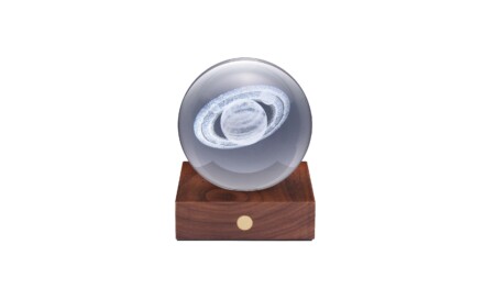 <p><strong>GINGKO 3D Смарт лампа “Amber Crystal“ - Сатурн</strong><br /><strong>• Захранване: </strong><span>акумулаторна батерия 2000 mAh</span><br /><strong>• Включен USB C кабел за зареждане</strong><br /><span><strong>• Живот на батерията: </strong>10-96 часа</span><br /><strong>• Размери: </strong><span>8 х 8 х 12 см.</span><br /><strong>• Материал:</strong><span> FSC сертифицирана основа от орехово дърво, първокласен 3D лазерно отпечатан кристал</span><br /><strong>• Тегло:</strong><span> 0,756 кг.</span><br /><strong>• Тегло с опаковка:</strong><span> 0,800 кг.</span><br /><strong>• Цветна температура:</strong><span> 2900 - 3100К<br /><strong>• Входяща мощност:</strong> DC 5 V, 0,5 A<br /><strong>• Изходна мощност:</strong> 2 W<br /><strong>• Дизайн:</strong> Сатурн<br /><strong>• Предлага се в различни дизайни</strong></span><br /><strong>Производител: GINGKO DESIGN/ Англия</strong></p><br />Марка: Gingko Design <br />Модел: Gingko G025ST<br />Доставка: 2-4 работни дни<br />Гаранция: 2 години