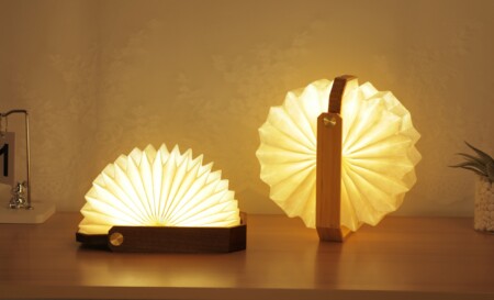 <p><strong>GINGKO Смарт лампа “Origami“ - орех</strong><br /><strong>• Захранване: </strong><span>литиево-йонна батерия 2200 mAh</span><br /><strong>• Включен USB C кабел за зареждане<br />• Магнитни капаци</strong><br /><span><strong>• Живот на батерията: </strong>6-8 часа<br /></span><strong>• Време за зареждане:</strong><span> 3-4 часа</span><br /><strong>• Размери: </strong><span>11,5 х 5 х 21 см.</span><br /><strong>• Материал:</strong><span> орех, хартия Tyvek (водоустойчива и здрава)</span><br /><strong>• Тегло:</strong><span> 0,262 кг.</span><br /><strong>• Тегло с опаковка:</strong><span> 0,300 кг.</span><br /><strong>• Може да се отвори на 360°</strong><br /><strong>• Напълно преносима</strong><br /><strong>• Цветна температура:</strong><span> топла светлина -  2700К<br /><strong>• Светлинен поток:</strong> 450 lm<br /><strong>• Мощност:</strong> 6 W</span><br /><strong>Производител: GINGKO DESIGN/ Англия</strong></p><br />Марка: Gingko Design <br />Модел: Gingko G033WT<br />Доставка: 2-4 работни дни<br />Гаранция: 2 години