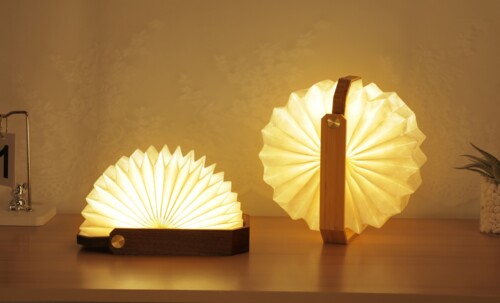 <p><strong>GINGKO Смарт лампа “Origami“ - орех</strong><br /><strong>• Захранване: </strong><span>литиево-йонна батерия 2200 mAh</span><br /><strong>• Включен USB C кабел за зареждане<br />• Магнитни капаци</strong><br /><span><strong>• Живот на батерията: </strong>6-8 часа<br /></span><strong>• Време за зареждане:</strong><span> 3-4 часа</span><br /><strong>• Размери: </strong><span>11,5 х 5 х 21 см.</span><br /><strong>• Материал:</strong><span> орех, хартия Tyvek (водоустойчива и здрава)</span><br /><strong>• Тегло:</strong><span> 0,262 кг.</span><br /><strong>• Тегло с опаковка:</strong><span> 0,300 кг.</span><br /><strong>• Може да се отвори на 360°</strong><br /><strong>• Напълно преносима</strong><br /><strong>• Цветна температура:</strong><span> топла светлина -  2700К<br /><strong>• Светлинен поток:</strong> 450 lm<br /><strong>• Мощност:</strong> 6 W</span><br /><strong>Производител: GINGKO DESIGN/ Англия</strong></p><br />Марка: Gingko Design <br />Модел: Gingko G033WT<br />Доставка: 2-4 работни дни<br />Гаранция: 2 години
