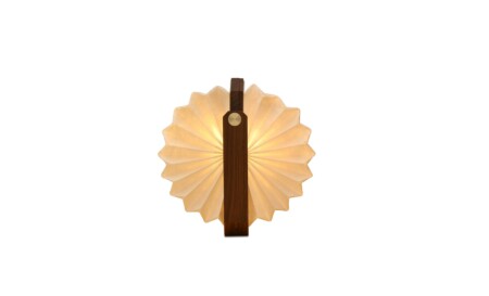 <p><strong>GINGKO Смарт лампа “Origami“ - орех</strong><br /><strong>• Захранване: </strong><span>литиево-йонна батерия 2200 mAh</span><br /><strong>• Включен USB C кабел за зареждане<br />• Магнитни капаци</strong><br /><span><strong>• Живот на батерията: </strong>6-8 часа<br /></span><strong>• Време за зареждане:</strong><span> 3-4 часа</span><br /><strong>• Размери: </strong><span>11,5 х 5 х 21 см.</span><br /><strong>• Материал:</strong><span> орех, хартия Tyvek (водоустойчива и здрава)</span><br /><strong>• Тегло:</strong><span> 0,262 кг.</span><br /><strong>• Тегло с опаковка:</strong><span> 0,300 кг.</span><br /><strong>• Може да се отвори на 360°</strong><br /><strong>• Напълно преносима</strong><br /><strong>• Цветна температура:</strong><span> топла светлина -  2700К<br /><strong>• Светлинен поток:</strong> 450 lm<br /><strong>• Мощност:</strong> 6 W</span><br /><strong>Производител: GINGKO DESIGN/ Англия</strong></p><br />Марка: Gingko Design <br />Модел: Gingko G033WT<br />Доставка: 2-4 работни дни<br />Гаранция: 2 години