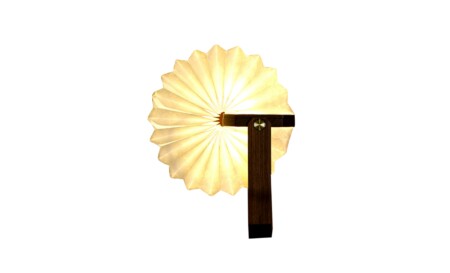 <p><strong>GINGKO Смарт лампа “Origami“ - орех</strong><br /><strong>• Захранване: </strong><span>литиево-йонна батерия 2200 mAh</span><br /><strong>• Включен USB C кабел за зареждане<br />• Магнитни капаци</strong><br /><span><strong>• Живот на батерията: </strong>6-8 часа<br /></span><strong>• Време за зареждане:</strong><span> 3-4 часа</span><br /><strong>• Размери: </strong><span>11,5 х 5 х 21 см.</span><br /><strong>• Материал:</strong><span> орех, хартия Tyvek (водоустойчива и здрава)</span><br /><strong>• Тегло:</strong><span> 0,262 кг.</span><br /><strong>• Тегло с опаковка:</strong><span> 0,300 кг.</span><br /><strong>• Може да се отвори на 360°</strong><br /><strong>• Напълно преносима</strong><br /><strong>• Цветна температура:</strong><span> топла светлина -  2700К<br /><strong>• Светлинен поток:</strong> 450 lm<br /><strong>• Мощност:</strong> 6 W</span><br /><strong>Производител: GINGKO DESIGN/ Англия</strong></p><br />Марка: Gingko Design <br />Модел: Gingko G033WT<br />Доставка: 2-4 работни дни<br />Гаранция: 2 години