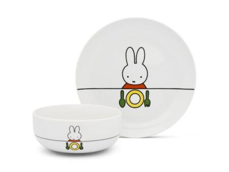 <p><strong>ZILVERSTAD Детски комплект за хранене “Miffy“ - 6 части</strong><br /><strong>• Комплект от 6 части <br /></strong>- чиния - 1бр<br />- купичка - 1 бр<br />- стоманени прибори - 4 бр<strong><br /></strong><strong>• Размери с опаковката:</strong> 23,8 х 23,6 х 12 см<br />• <strong>С декорация  - зайче<br /></strong><strong>• Предлага се в красива цветна кутия<br /></strong><strong>• Материал: </strong>неръждаема стомана 18/10, порцелан<br /><strong>• Тегло:</strong> 0,840 кг<br />• <strong>Подходящи за миене в съдомиялна машина<br /></strong><strong>• Бранд:</strong> ZILVERSTAD</p>
<p><strong>Производител: Bredemeijer Group / Нидерландия</strong></p><br />Марка: Bredemaijer Group <br />Модел: ZV 6831070<br />Доставка: 2-4 работни дни<br />Гаранция: 2 години